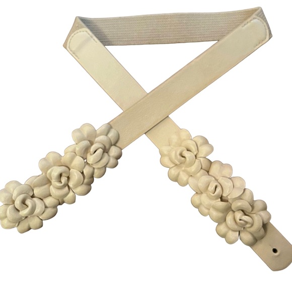 Accessories - Floral stretch belt cream faux leather EUC